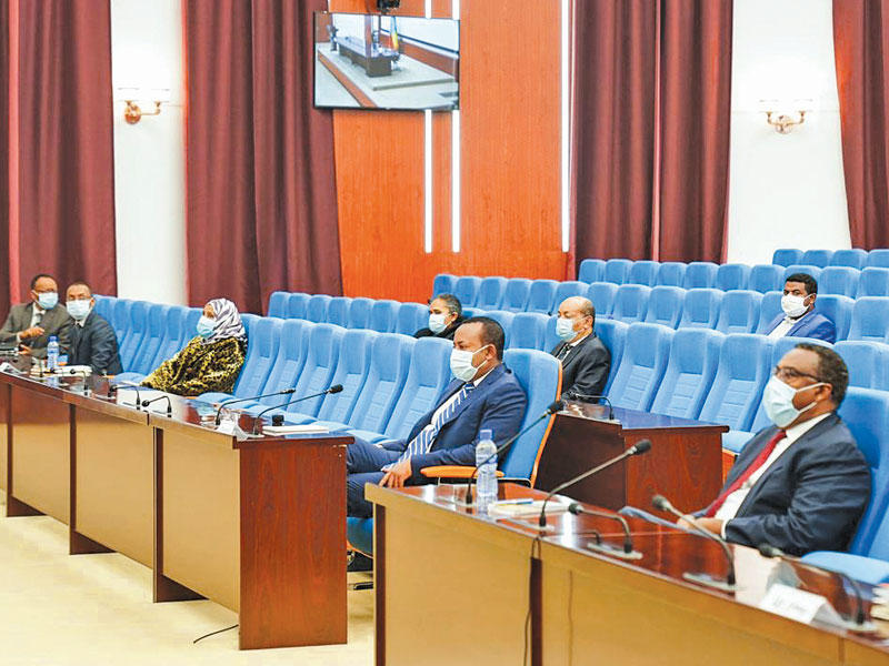 أبي أحمد خلال اجتماع للجنة السد في أديس أبابا أمس