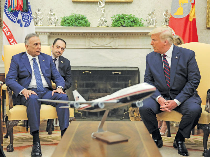 ترامب مستقبلاً الكاظمي في المكتب البيضاوي أمس (رويترز)