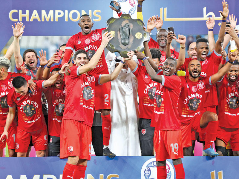 لاعبو الدحيل يحملون درع البطولة