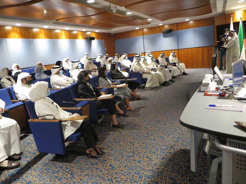 نائب رئيس مجلس الإدارة المدير العام للبنك صلاح المضف خلال القاء كلمته لقيادات البنك