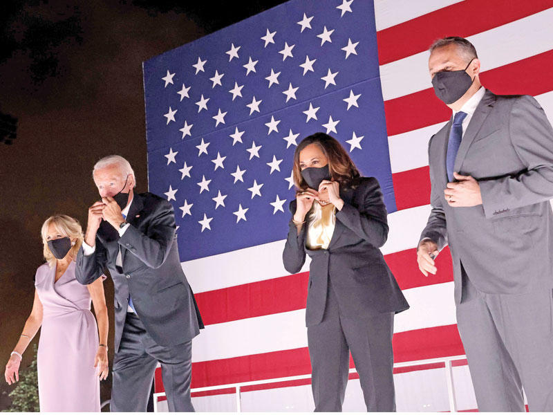 بايدن وزوجته وهاريس وزوجها بعد خطاب قبول الترشيح من بايدن مساء الخميس (أ ف ب)
