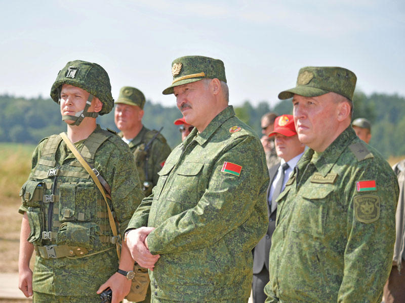 لوكاشينكو (في الوسط) يتابع أمس تدريبات عسكرية  قرب غروندو    (رويترز)