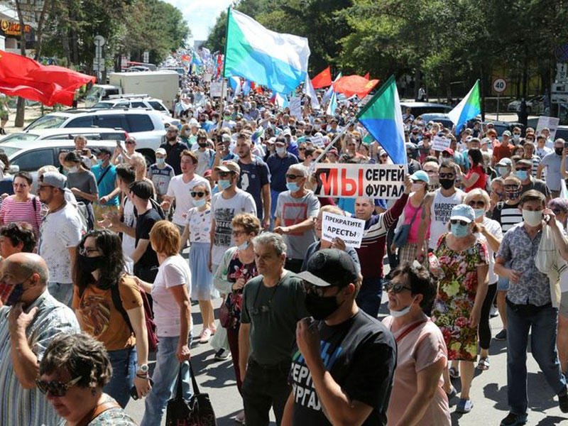 محتجون ينظمون سابع مسيرة مناهضة للكرملين بسبب اعتقال حاكم محلي