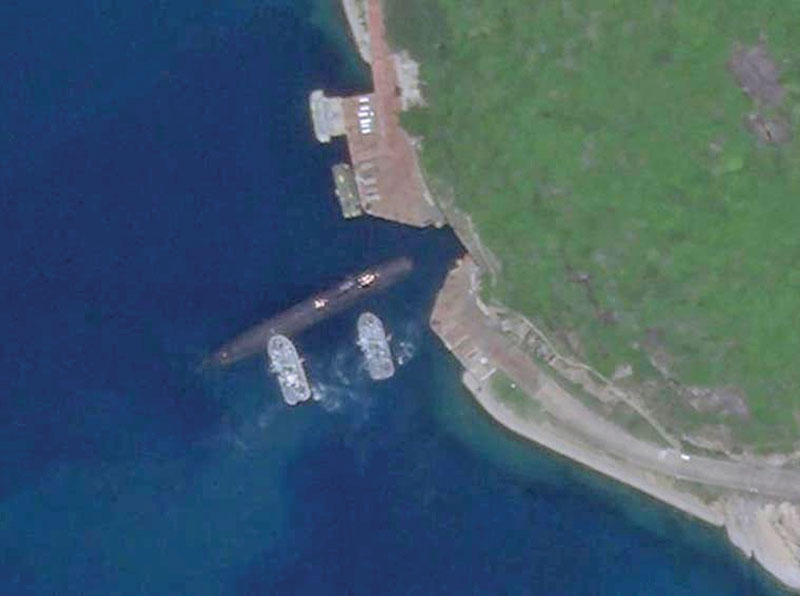 صورة التقطتها الأقمار الاصطناعية مصادفة غواصة نووية صينية تدخل قاعدة يولين