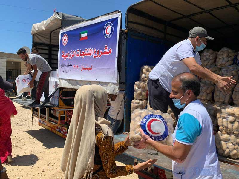 توزيع اكياس البطاطا على الأسر السورية في البقاع اللبناني