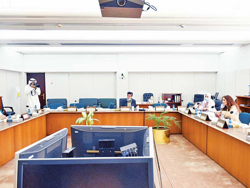 النائبة صفاء الهاشم مترئسة اجتماع «المالية» أمس