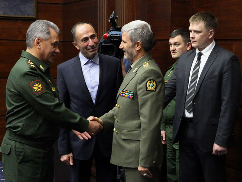 وزير الدفاع الإيراني أمير حاتمي مع نظيره الروسي سيرغي شويغو
