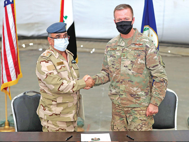 نائب قائد عملية «العزم الصلب» والجنرال العراقي صلاح عبدالله خلال حفل تسليم قاعدة التاجي أمسt (رويترز)