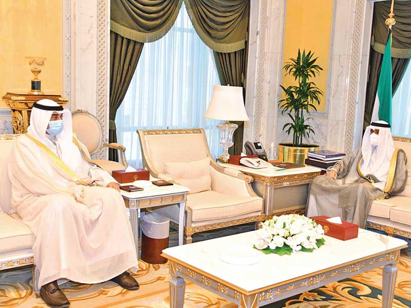  سمو نائب الأمير ولي العهد الشيخ نواف الأحمد مستقبلاً سمو رئيس مجلس الوزراء الشيخ صباح الخالد أمس