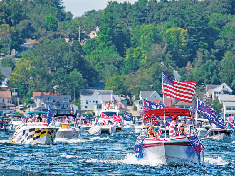 أنصار ترامب في رحلة تأييد بالزوارق في بحيرة وينيبيسوكي أمس الأول (أ ف ب)