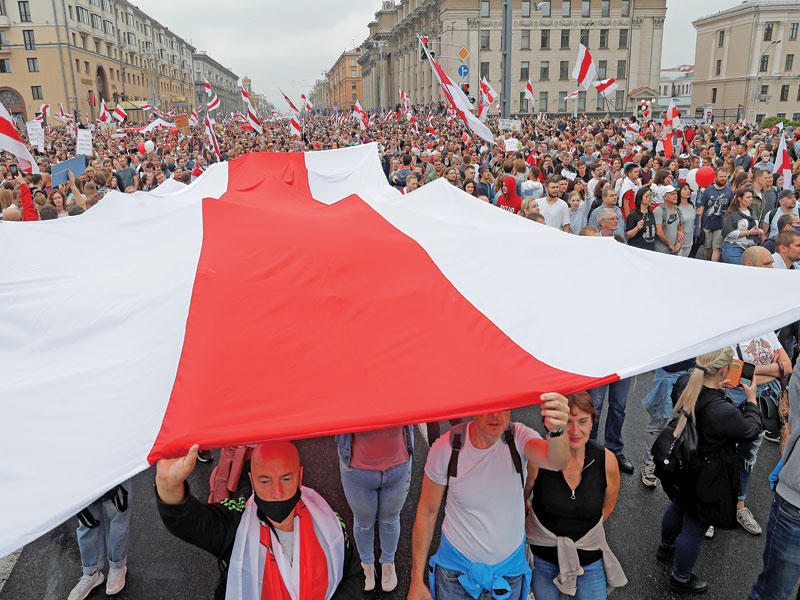 مواطنون من بيلاروسيا يتظاهرون في ساحة الاستقلال في مينسك أمس (رويترز) 