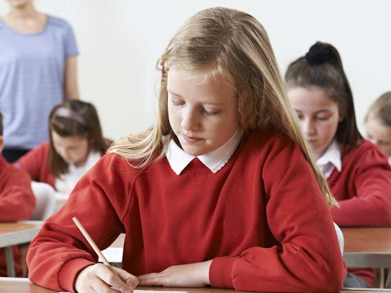 أطباء بريطانيون ينادون بضرورة عودة الأطفال إلى المدارس