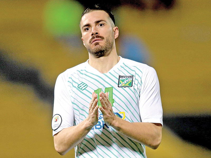 مدافع الفريق الأول لكرة القدم بالنادي العربي الإسباني تشافي توريس