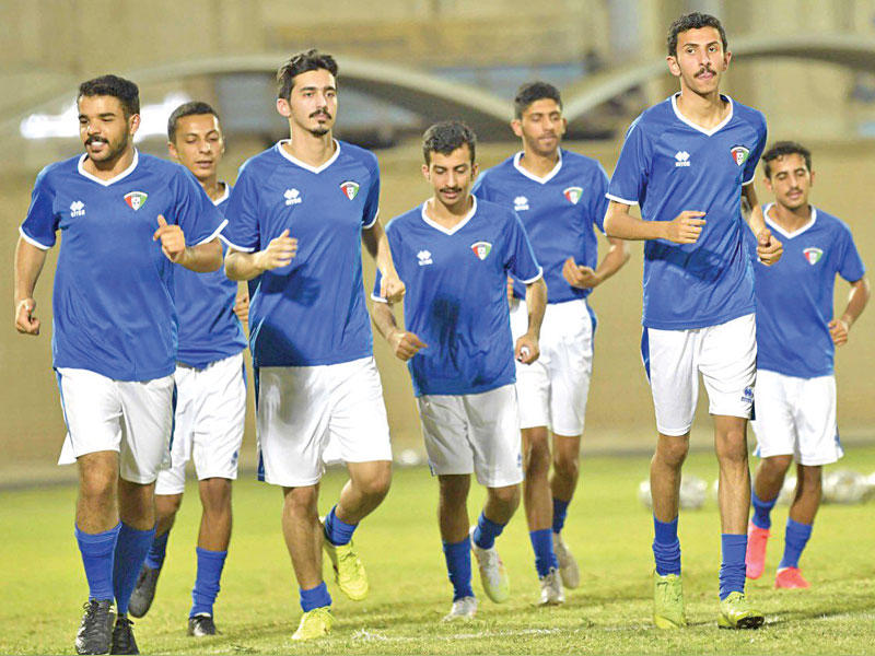 لاعبو الأزرق الأولمبي خلال التدريب أمس الأول 