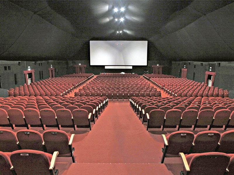 دور السينما الأميركية تشهد عودة خجولة للحضور 