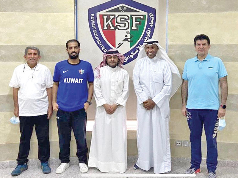 رئيس لجنة المسابقات باتحاد الاسكواش مشعل الشرقاوي يتوسط أعضاء لجنة المسابقات