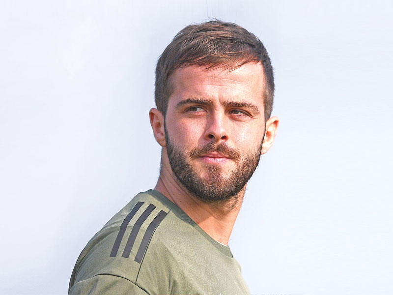 لاعب وسط نادي برشلونة البوسني ميراليم بيانيتش 