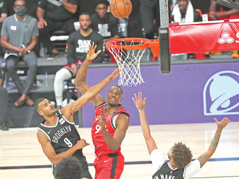 ايباكا نجم رابتورز يسجل في سلة نتس