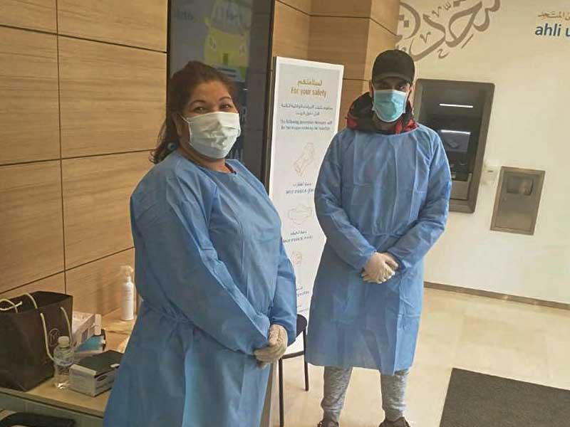 متطوعون من البنك فى خدمة العملاء