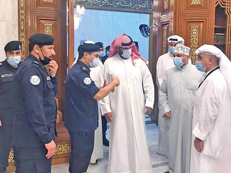  محافظ العاصمة الشيخ طلال الخالد متفقداً إحدى الحسينيات