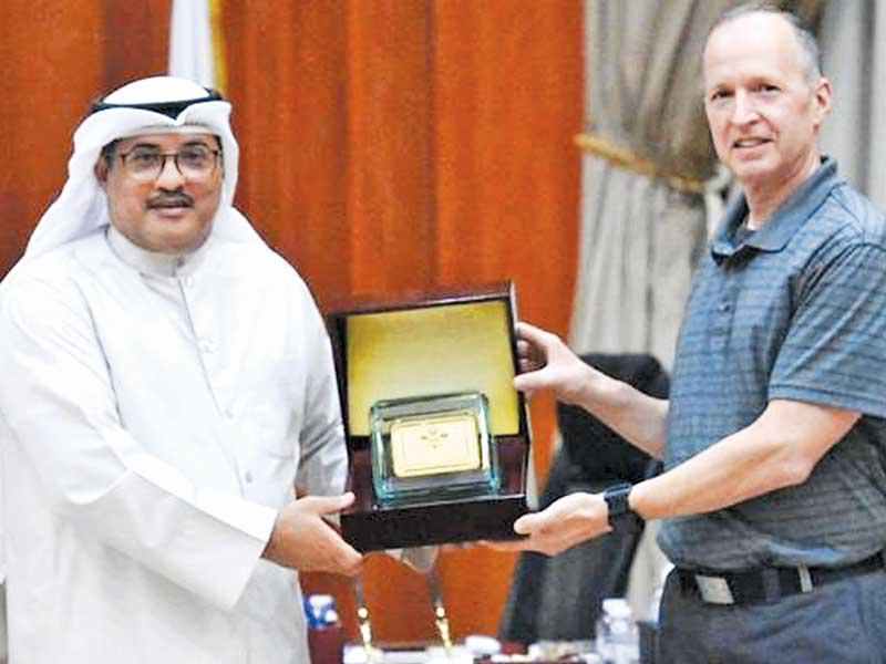 المدير العام للإدارة للجمارك المستشار جمال الجلاوي يقدم درعا للمسؤول الأميركي