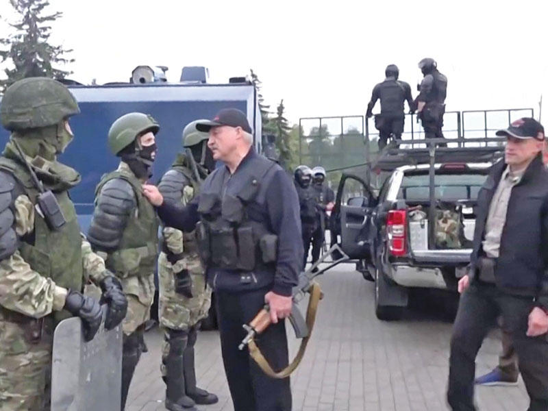 صورة مأخوذة من شريط مصور تظهر الرئيس البيلاروسي ألكسندر لوكاشنكو حاملا السلاح في القصر الرئاسي بمينسك أمس الأول   (أ ف ب)