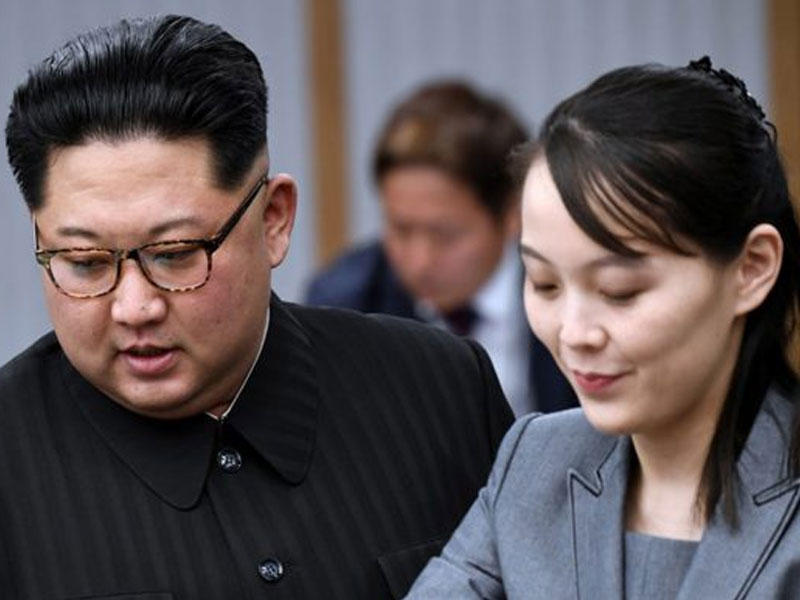 زعيم كوريا الشمالية كيم جونغ أون مع شقيقته كيم يو جونغ