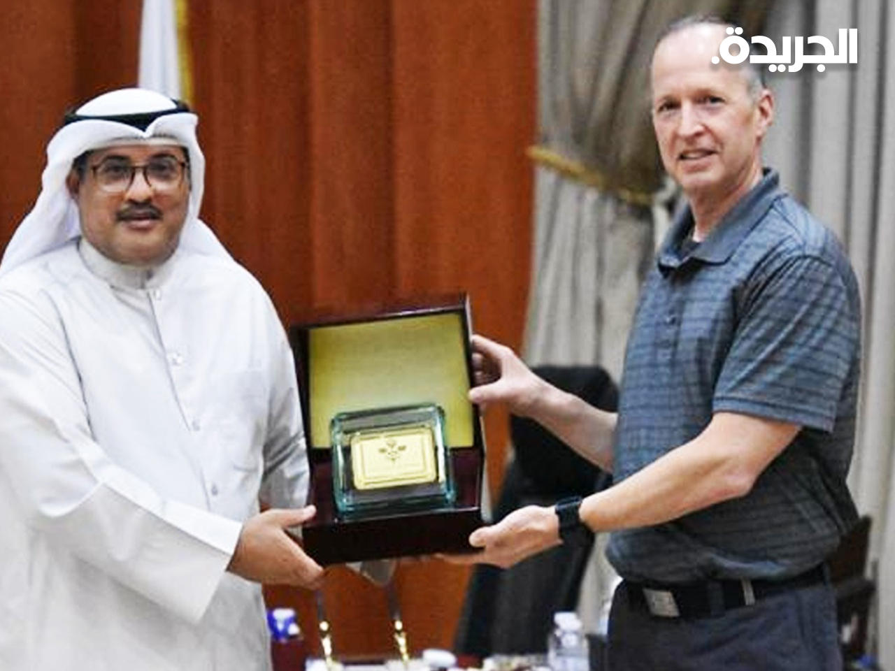 الجلاوي يقدم درعا للمسؤول الاميركي 