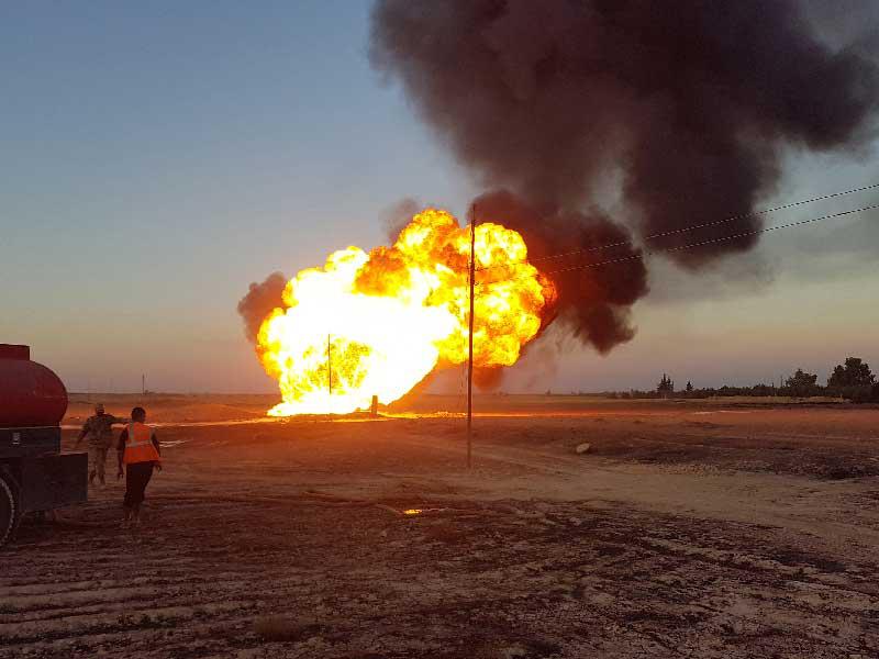 حريق وأعمدة دخان في انفجار على خط الغاز العربي بين بلدتي الضمير وعدرا ، شمال غرب العاصمة دمشق ، سوريا
