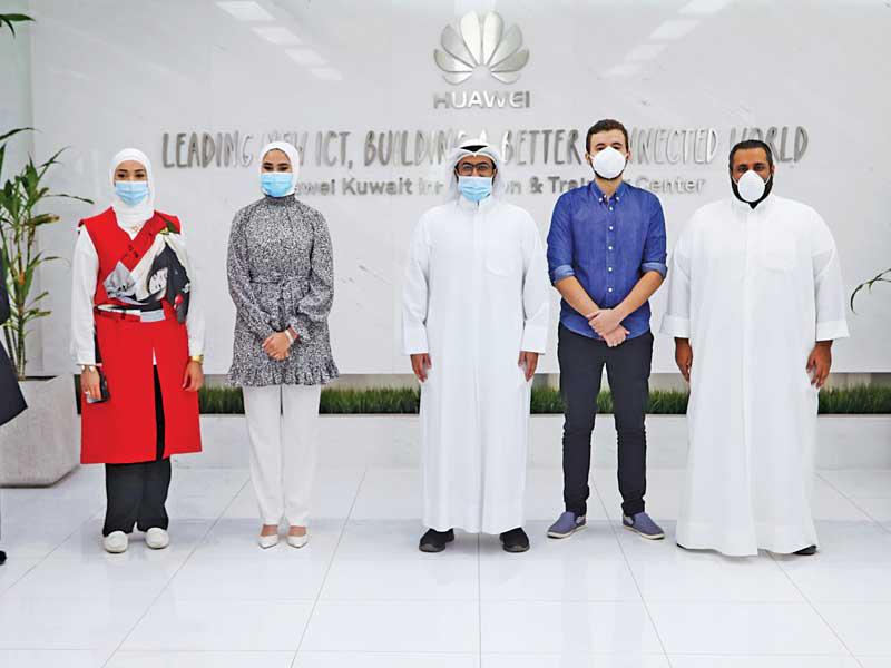 جانب من فائزي كلية الكويت للعلوم والتكنولوجيا بمسابقة هواوي 