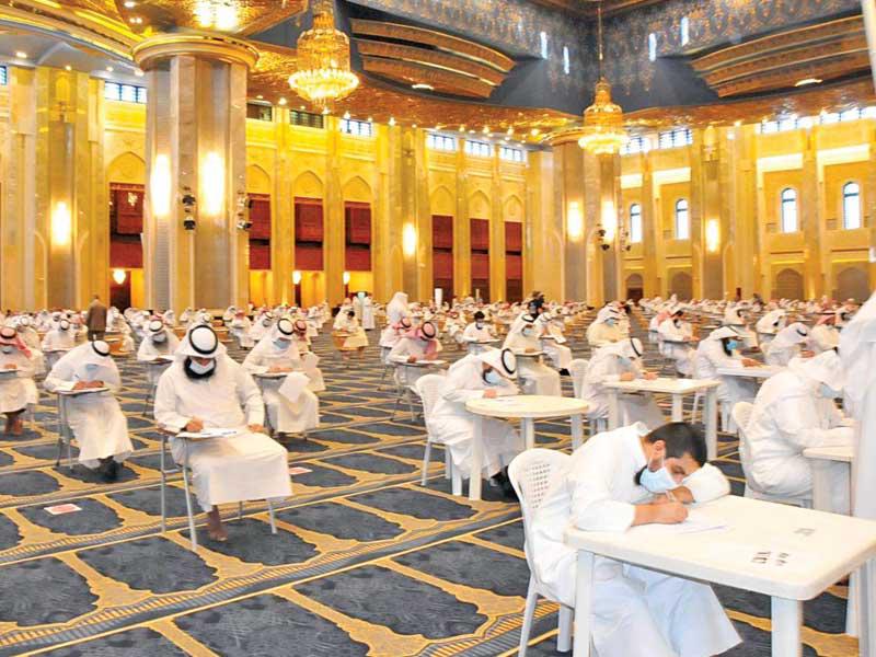 جانب من المشاركين في اختبار «التحريري» للأئمة