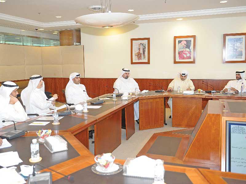 جانب من اجتماع لجنة الصناعة والعمل مع أصحاب المطاعم والمقاهي