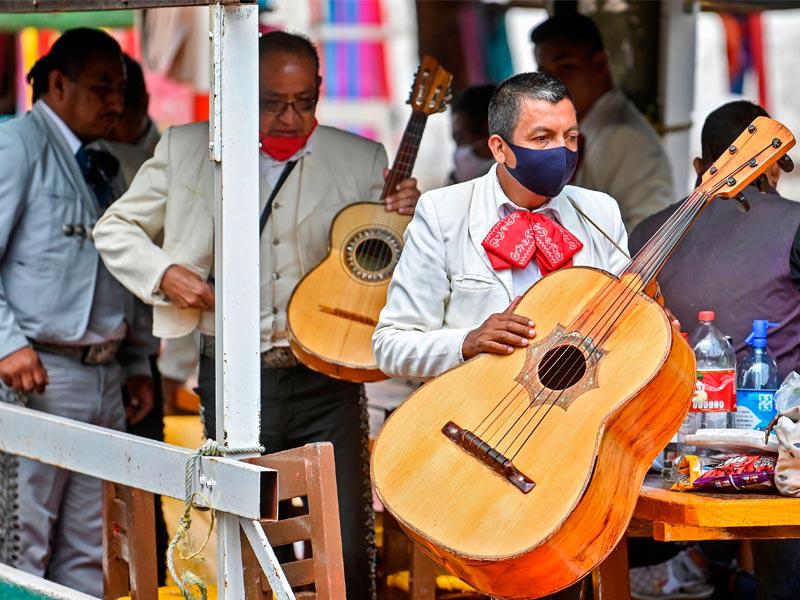 الموسيقيون المكسيكيون ملتزمون بالاحترازات الصحية