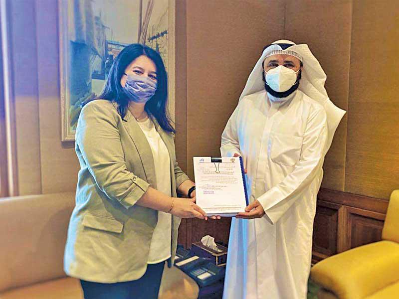 وزيرة الأشغال العامة وزيرة الدولة لشؤون الإسكان د. رنا الفارس تتسلم تقرير لجنة التكويت 