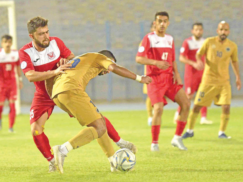 صراع على الكرة في مباراة الفحيحيل وبرقانn