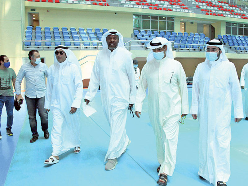 المدير العام للهيئة العامة للرياضة حمود فليطح وفوزي المعتوق امين سر الاتحاد خلال الجولة في صالة اتحاد الطائرة