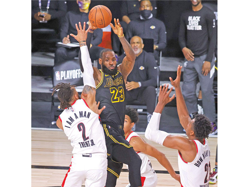 ليبرون جيمس نجم ليكرز في محاولة أمام بورتلاند