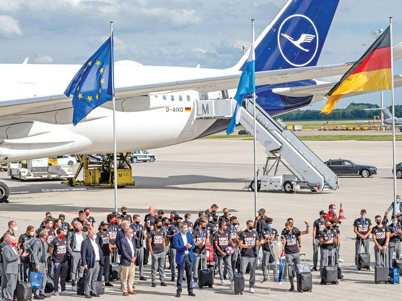 بعثة بايرن ميونيخ لحظة وصولها إلى مطار ميونيخ