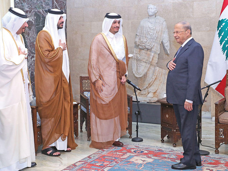 عون مستقبلاً وزير خارجية قطر والوفد المرافق له في القصر الجمهوري أمس   (رويترز)