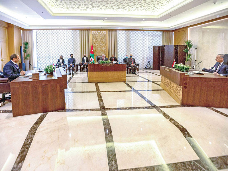 عاهل الأردن الملك عبدالله الثاني ورئيس الوزراء العراقي مصطفى الكاظمي والرئيس المصري عبدالفتاح السيسي  خلال قمة عمّان أمس t(أ ف ب)