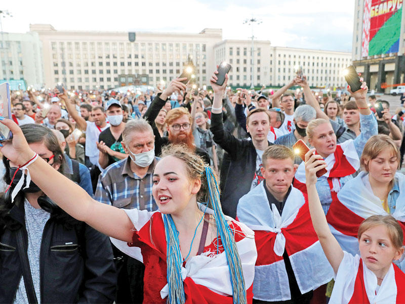 متظاهرون معارضون للوكاشينكو في مينسك أمس الأول (رويترز)