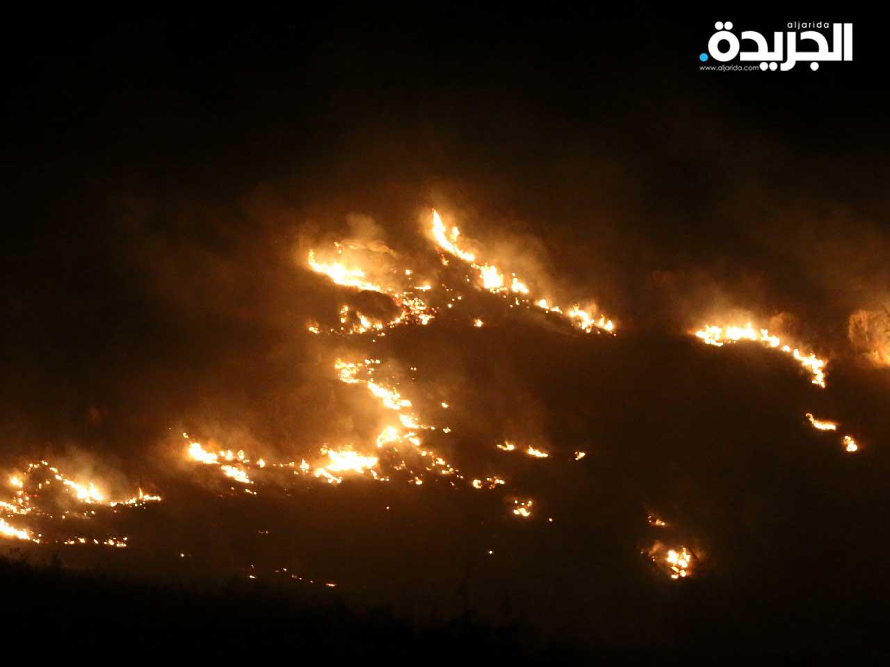 نيران مشتعلة في قرية الحولة ، بالقرب من الحدود اللبنانية الإسرائيلية ، جنوب لبنان
