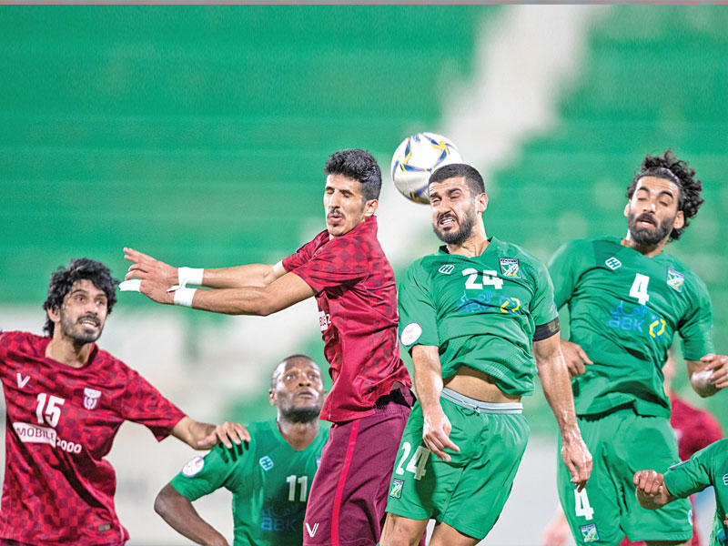 كرة هوائية مشتركة في مباراة العربي والنصر