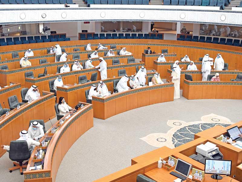 جانب من جلسة طرح الثقة أمس          (تصوير عبدالله الخلف)