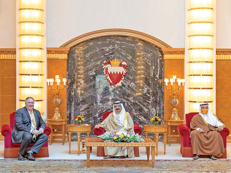 ملك البحرين وولي عهده خلال استقبالهما بومبيو  في المنامة أمس (رويترز)