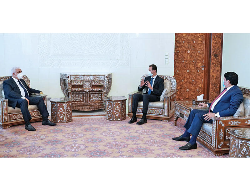 الرئيس السوري بشار الأسد مستقبلاً فالح الفياض في دمشق أمس (سانا)