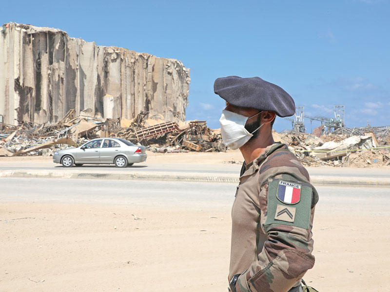 جندي فرنسي في مرفأ بيروت أمسt(رويترز)