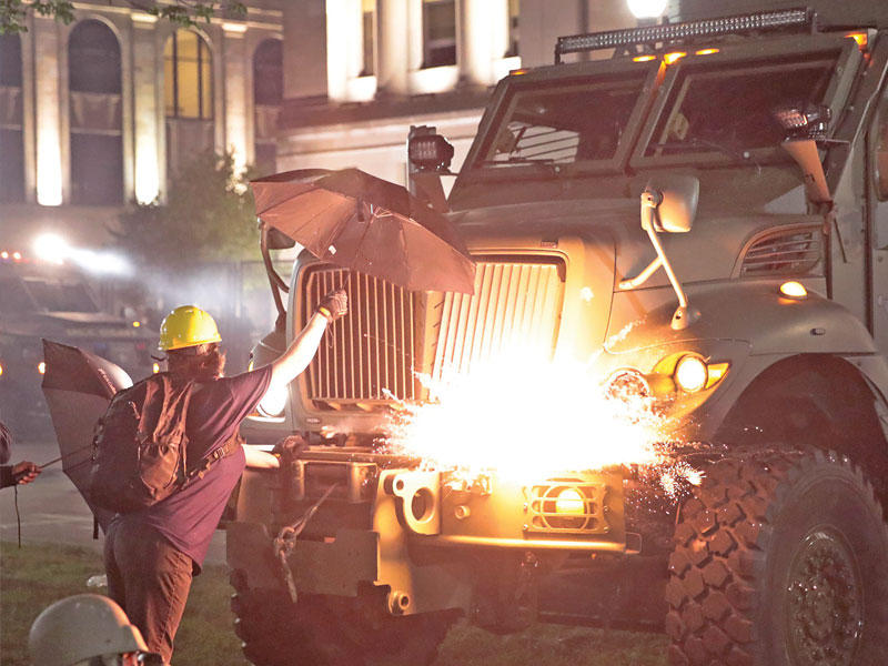 إطلاق قنبلة مولوتوف على مدرعة لشرطة كينوشا أمس الأول t(أ ف ب) 