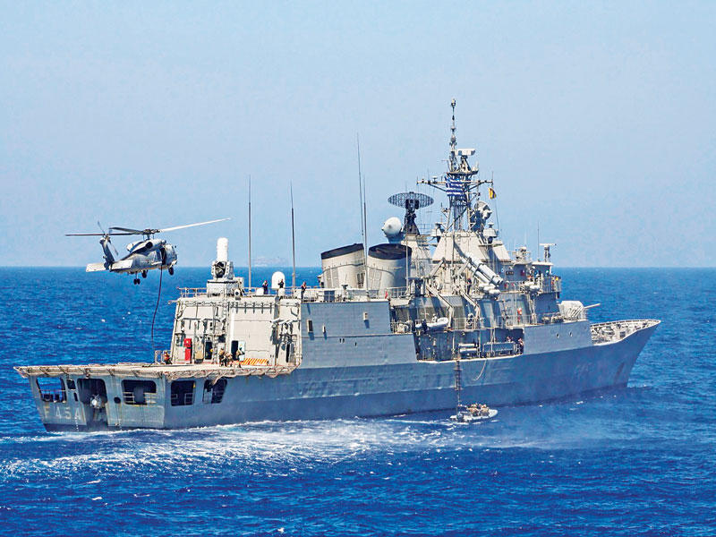 سفينة حربية يونانية خلال مناورات في البحر بالمتوسط (أ ف ب)