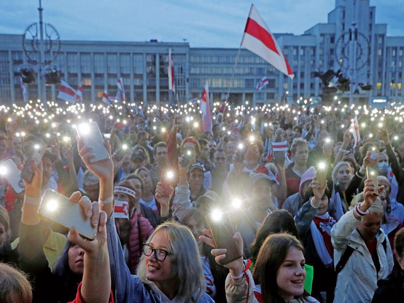 تظاهرة معارضة في ساحة الاستقلال بمينسك أمس الأول (رويترز)
